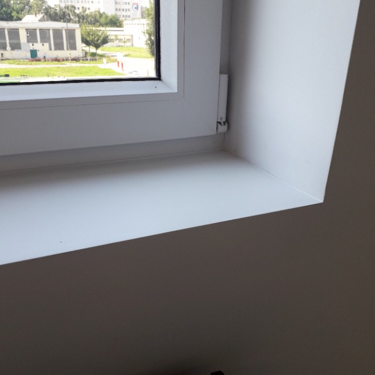 Přelakovaný okenní rám s parapetem